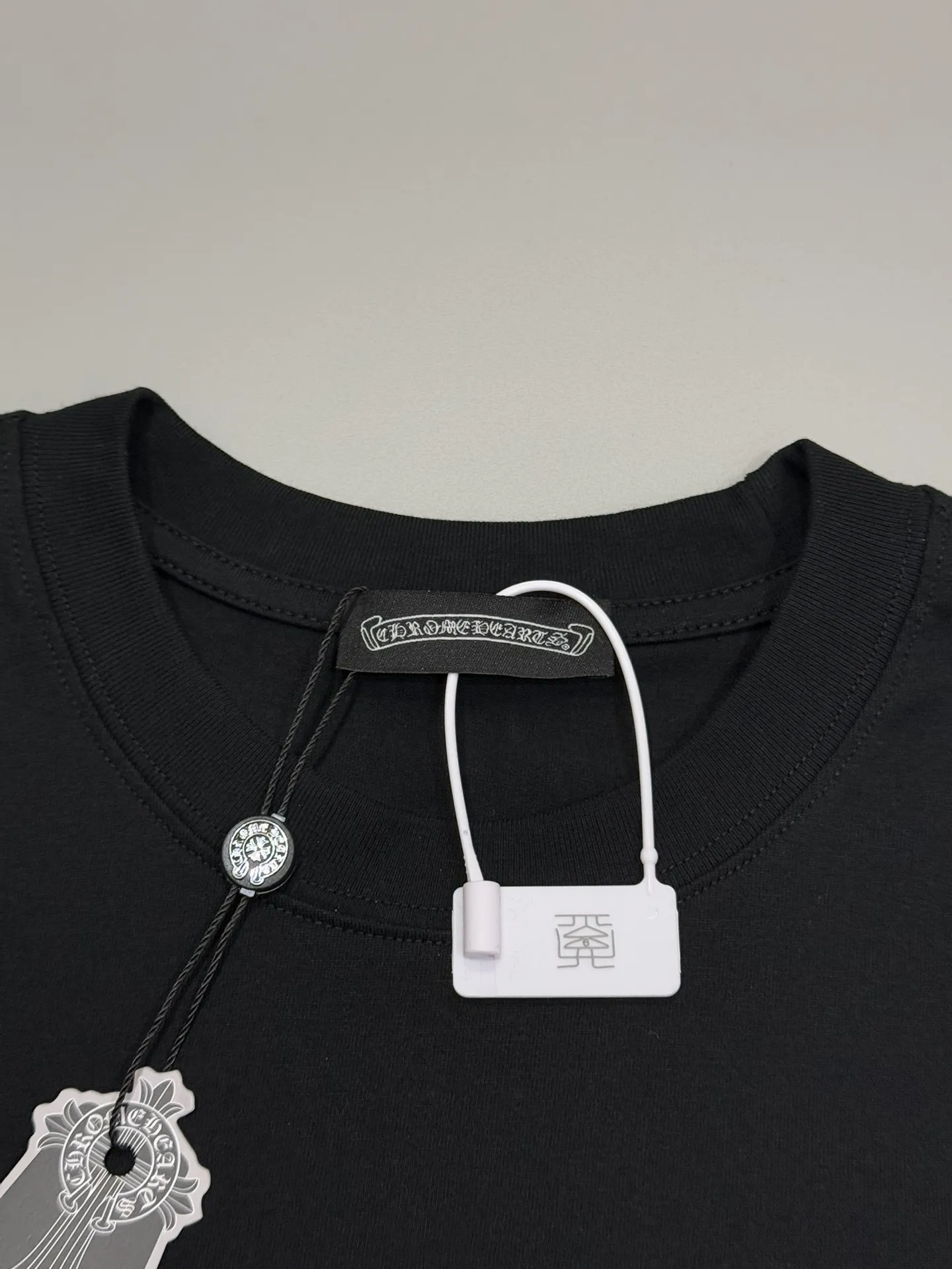 🅿️190 [High quality] Chrome hearts Chrome hearts 2025 new first release latest short-sleeved round neck T-shirt, high-end customization, avant-garde and fashionable design! The brand logo is applied to the front and back cuffs using 100,000 needle embroidery techniques. High-end customized 280g fabric. Soft to the touch. Comfortable to wear. Exquisite stitching. Fine workmanship. The upper body effect is incomparably handsome! Same style for men and women, color: white, black size: S to xL